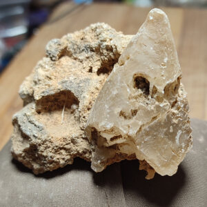 Kalsit Taşı Kayacında Dişli 89 Gr