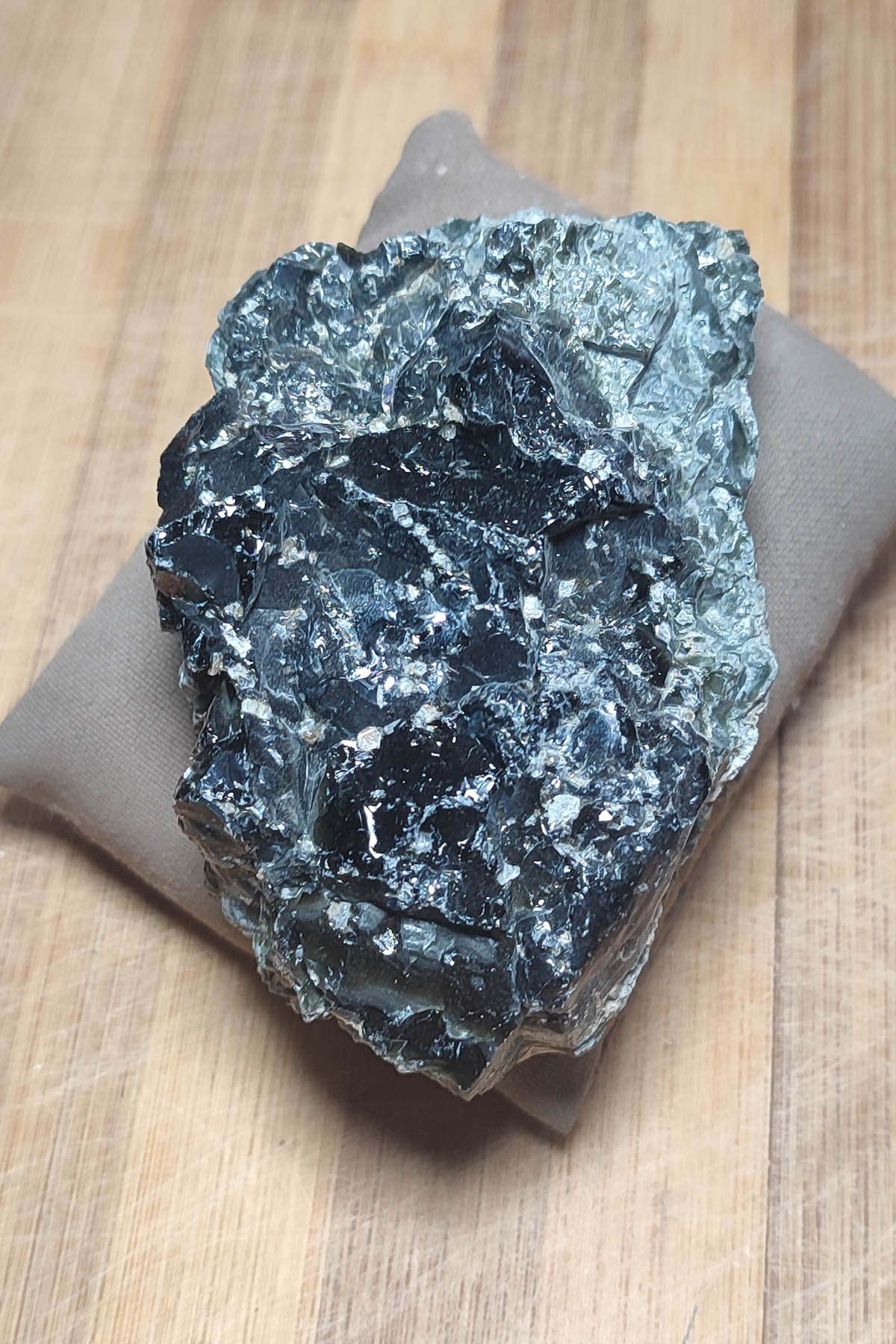 Obsidyen Taşı Gökkuşağı Ham Dekoratif Kütle 138 Gr