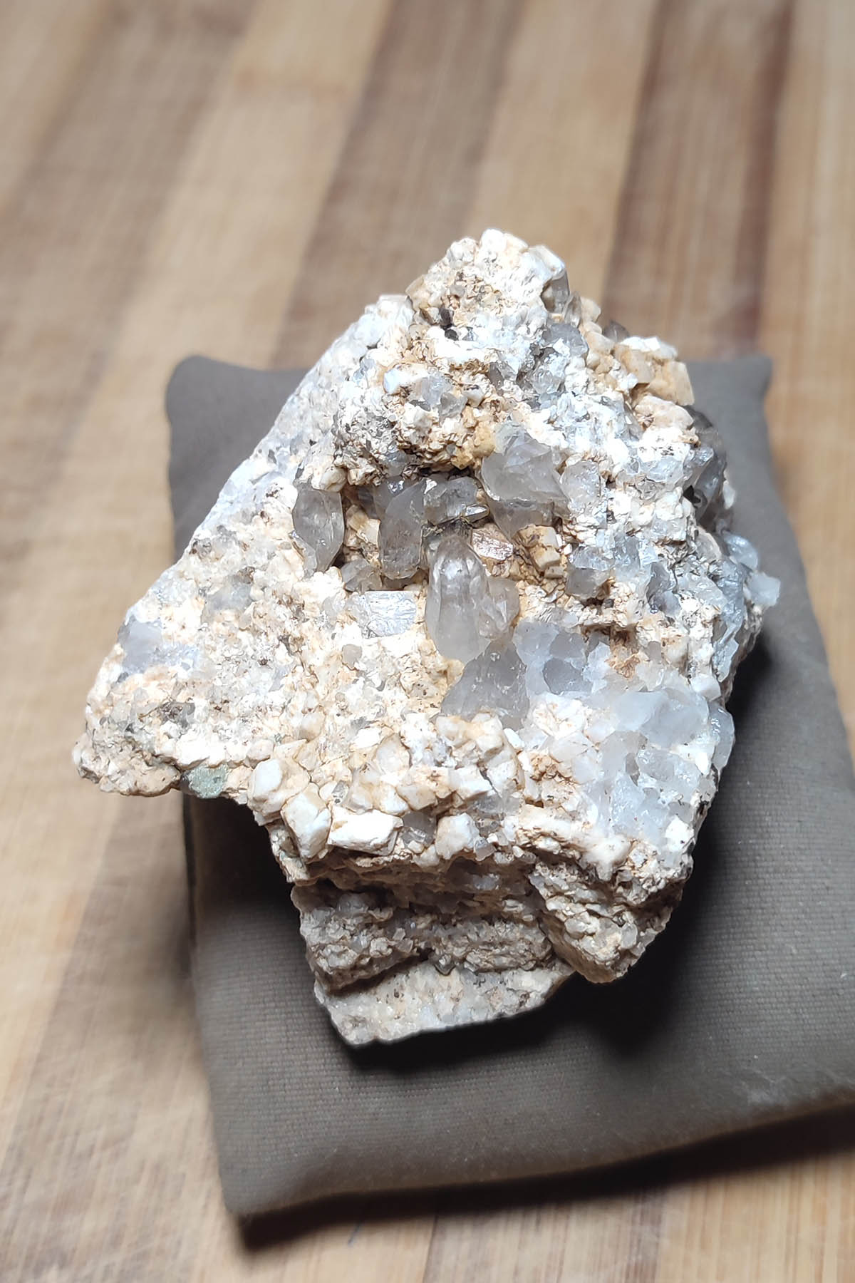 Dumanlı Kuvars Ortoklas Taşı Ham Dekoratif Kütle 121 Gr