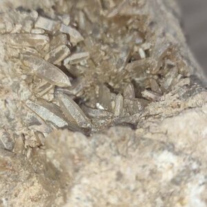 İğne Kuvars Taşı Kayaçlı Ham Natural Doğaltaş Kütle 689 gr