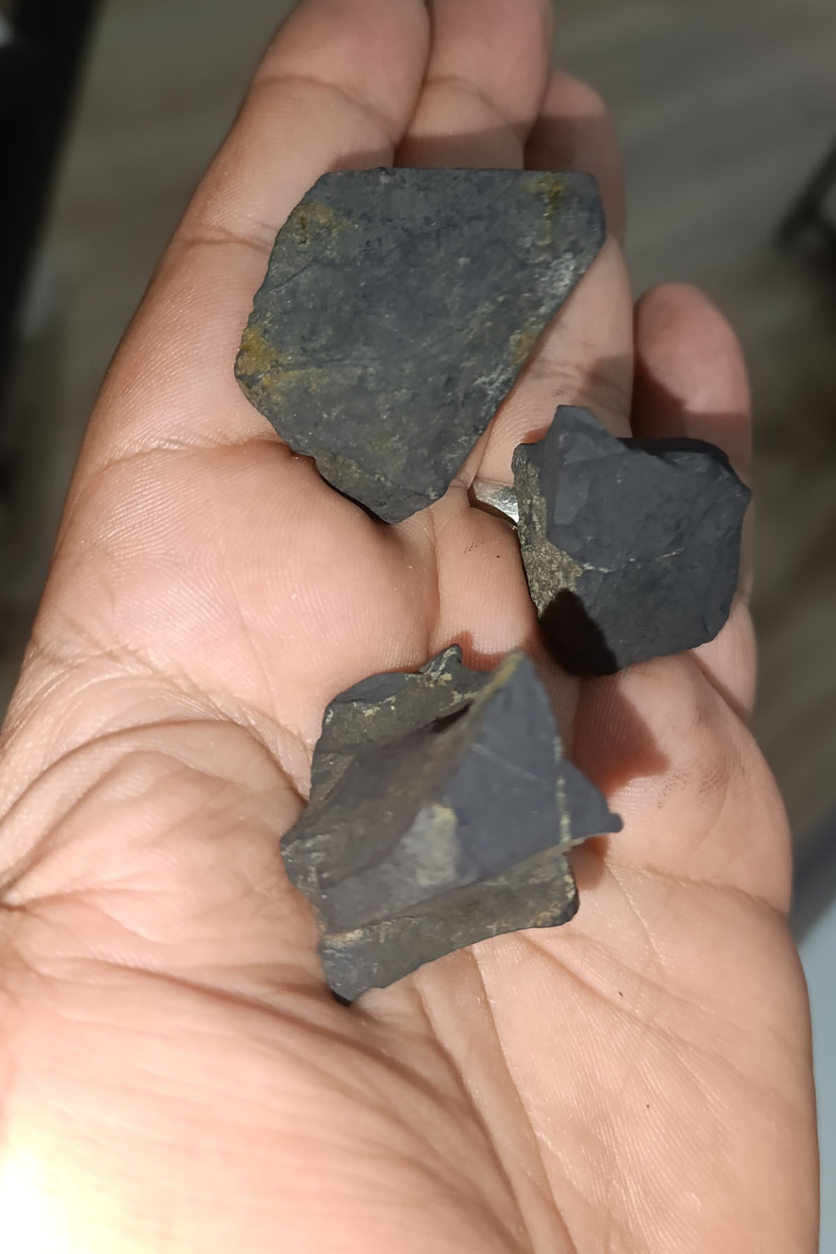 Şungit Taşı ( shungite ) İşlenmemiş Ham Doğaltaş Kütle 1 Adet - Görsel 2