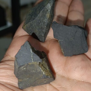 Şungit Taşı ( shungite ) İşlenmemiş Ham Doğaltaş Kütle 1 Adet