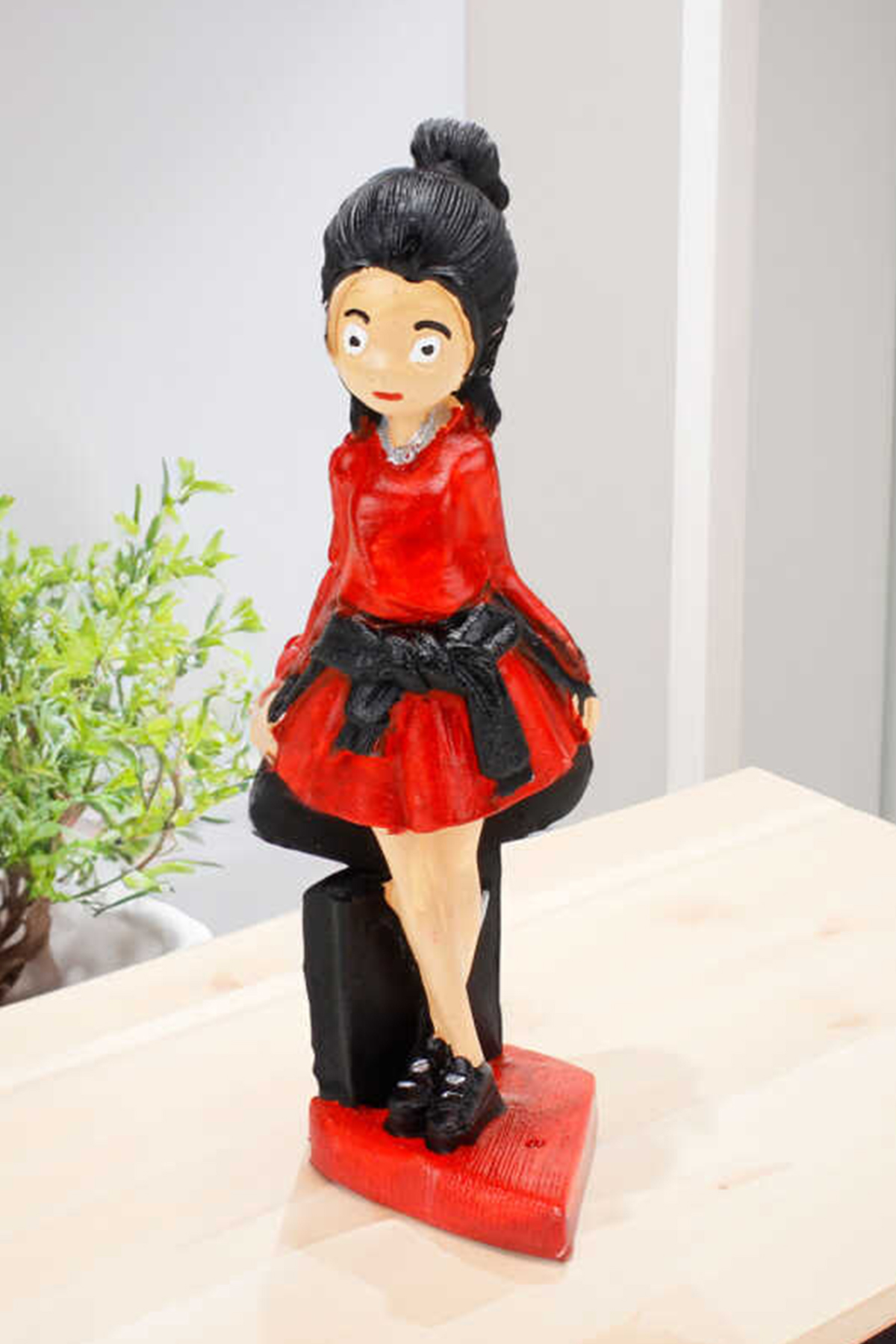 Ayakta Kırmızı Çantalı Kız Dekorarif Biblo 18 CM